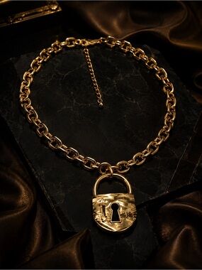 Lock Etoile Chunky Chain Necklace
